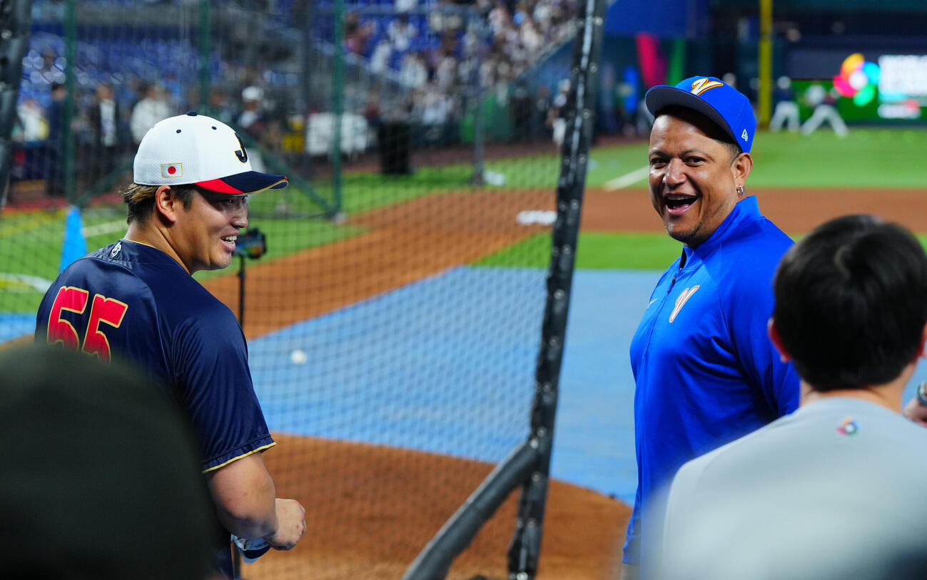 日本対ベネズエラ　試合前、ベネズエラのカブレラ・コーチ（右）と談笑する村上（撮影・垰建太）