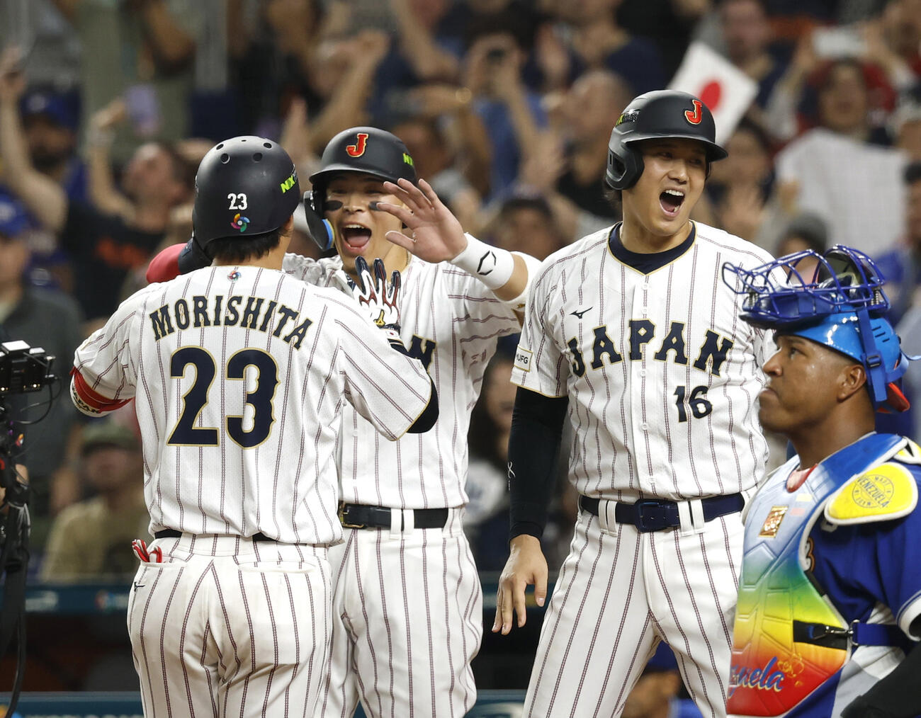 3回、3ランを放った森下（23）を迎える三走大谷（右）と二走佐藤＝マイアミ（共同）
