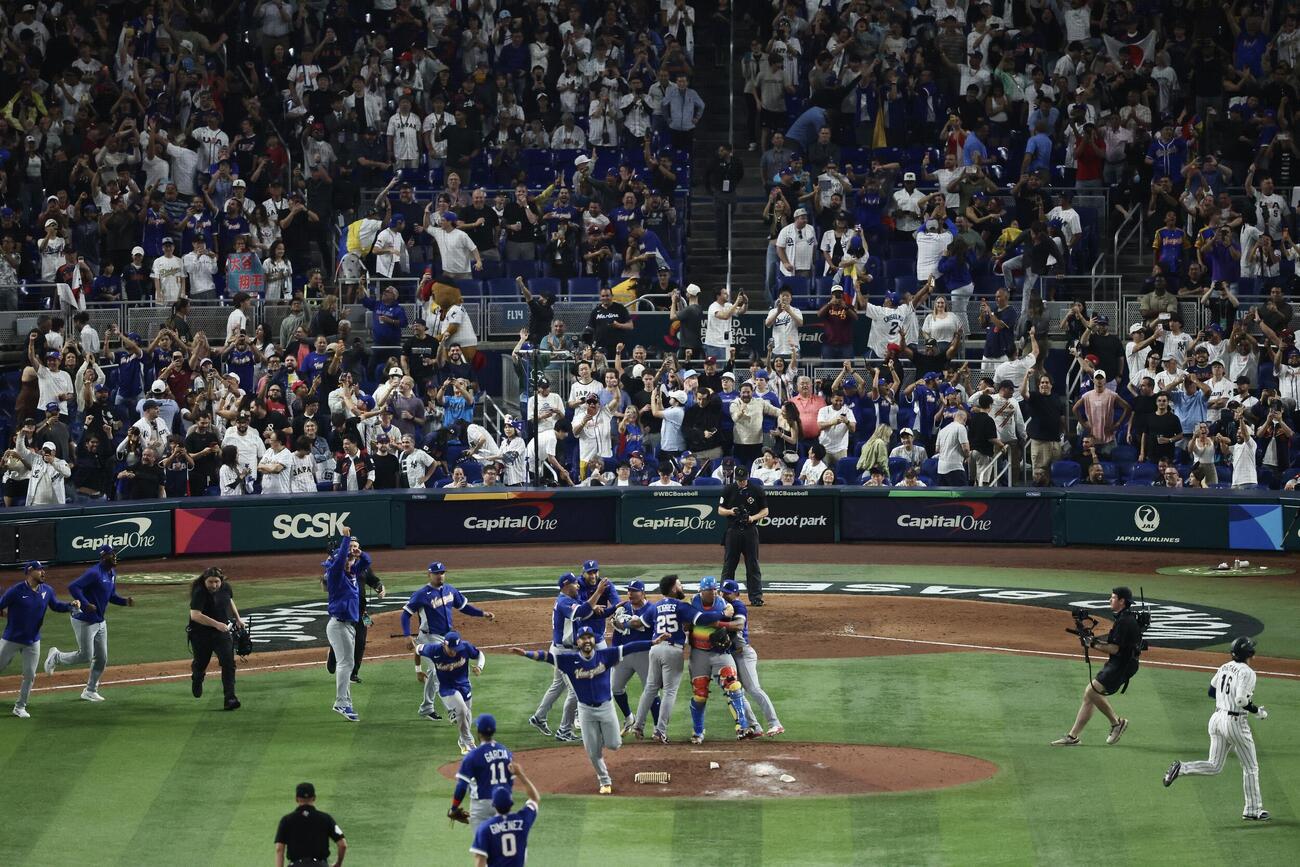 日本対ベネズエラ　日本に勝利し、マウンドに集まるベネズエラ代表。右は大谷（撮影・河田真司）