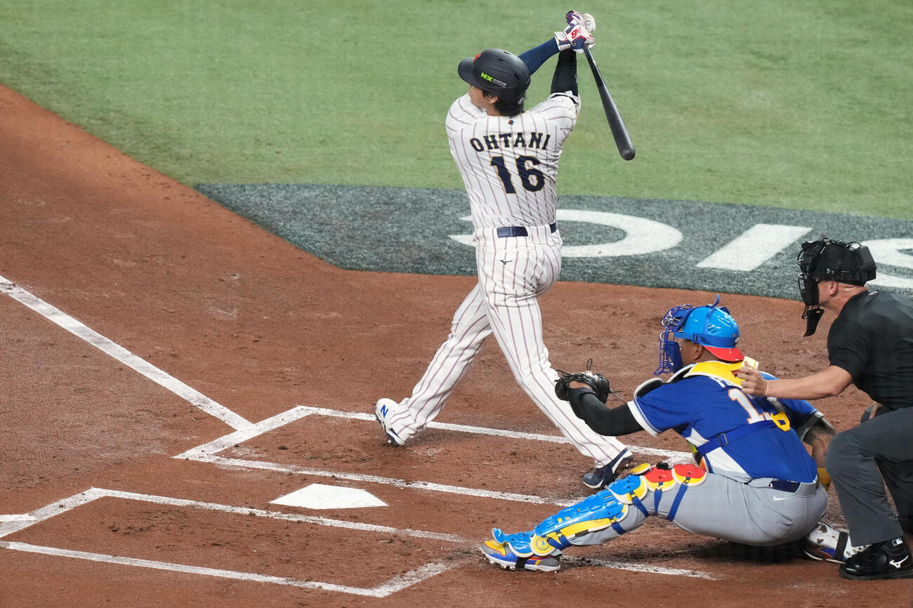 1回、同点ソロを放つ大谷翔平（AP）