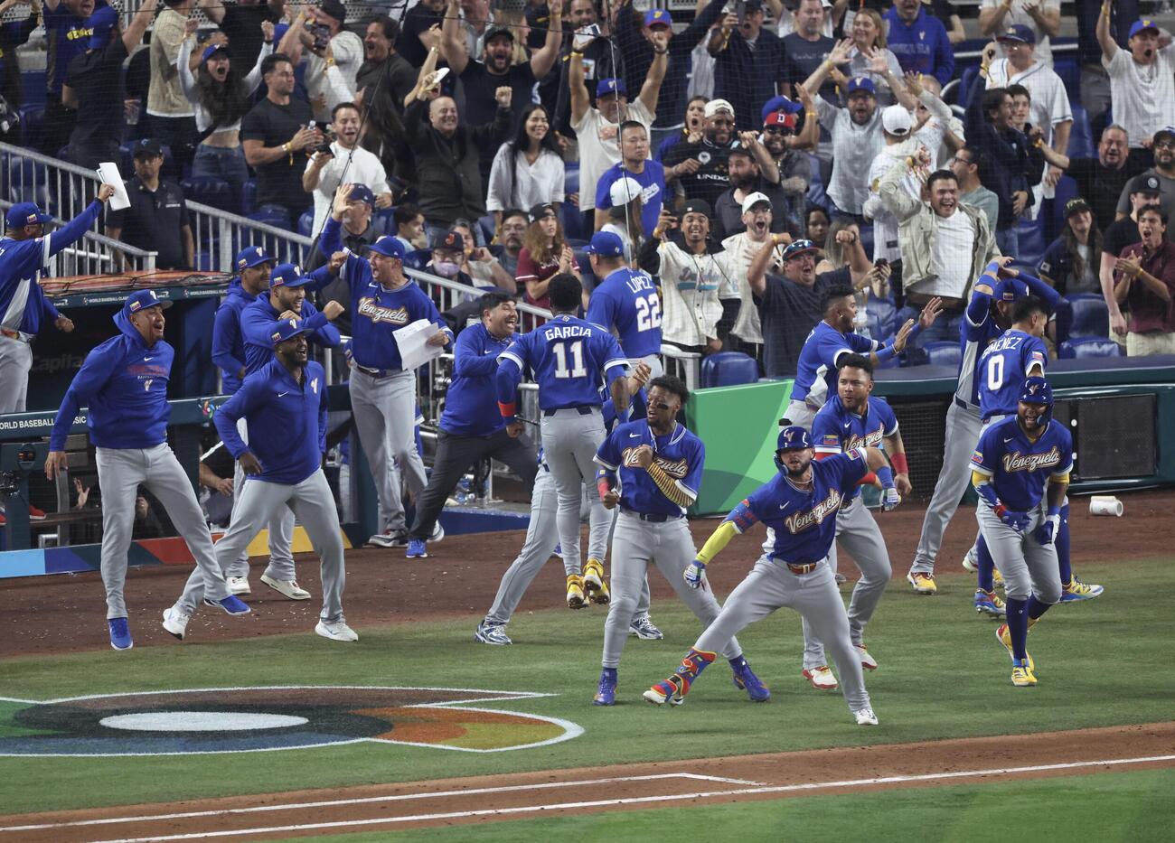 日本対ベネズエラ　6回表ベネズエラ無死一、三塁、右越え逆転3点本塁打を放つアブレイユ（撮影・河田真司）