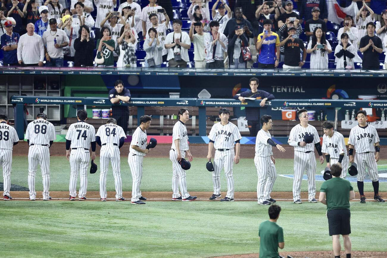 日本対ベネズエラ　ベネズエラに敗れ整列する日本代表選手たち（撮影・河田真司）