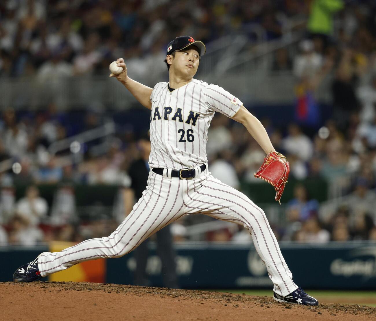 ベネズエラ戦の7回から登板した種市（共同）