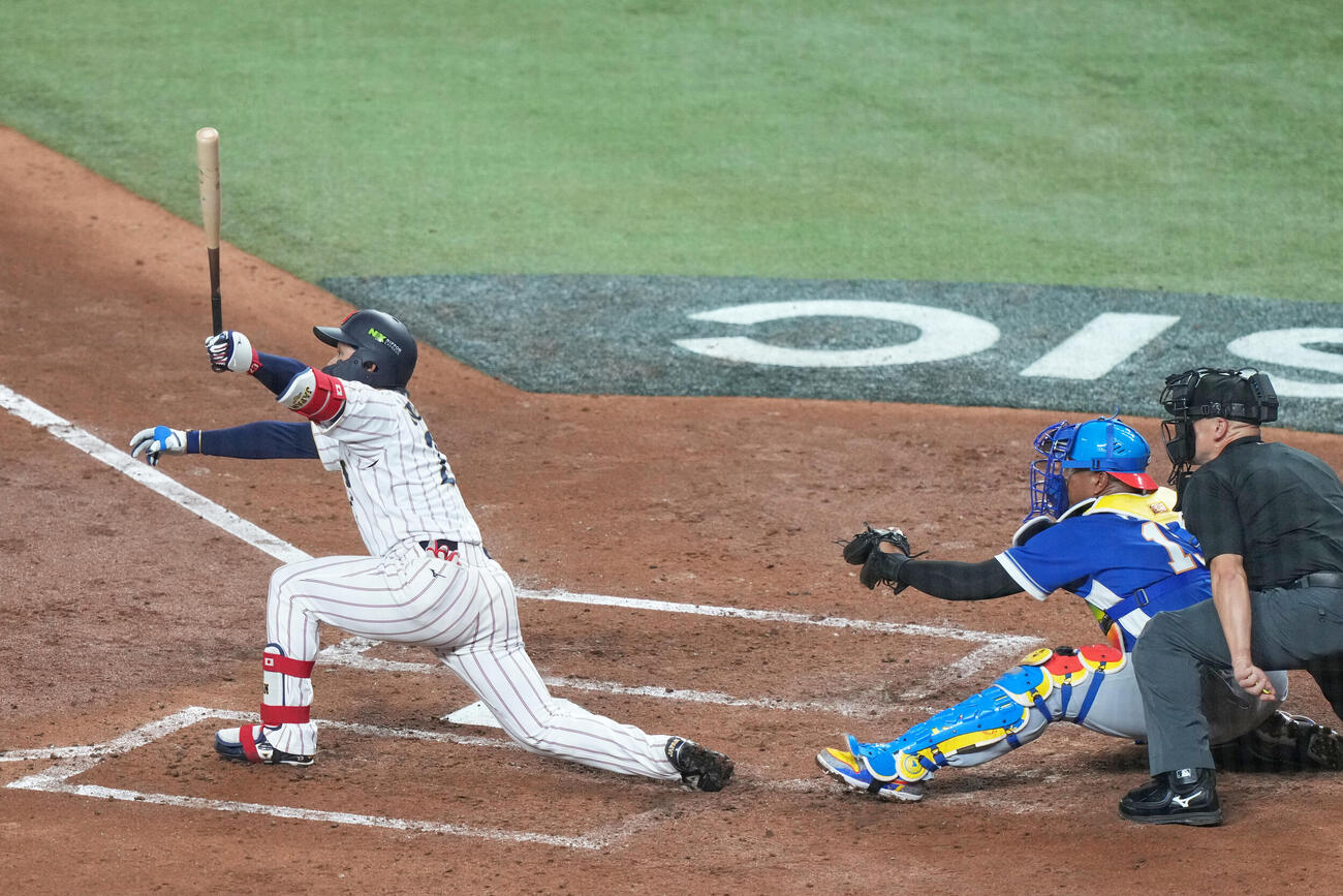 3回、右膝が地面すれすれになるほど低い姿勢から、勝ち越し3ランを放つ森下翔太（AP）