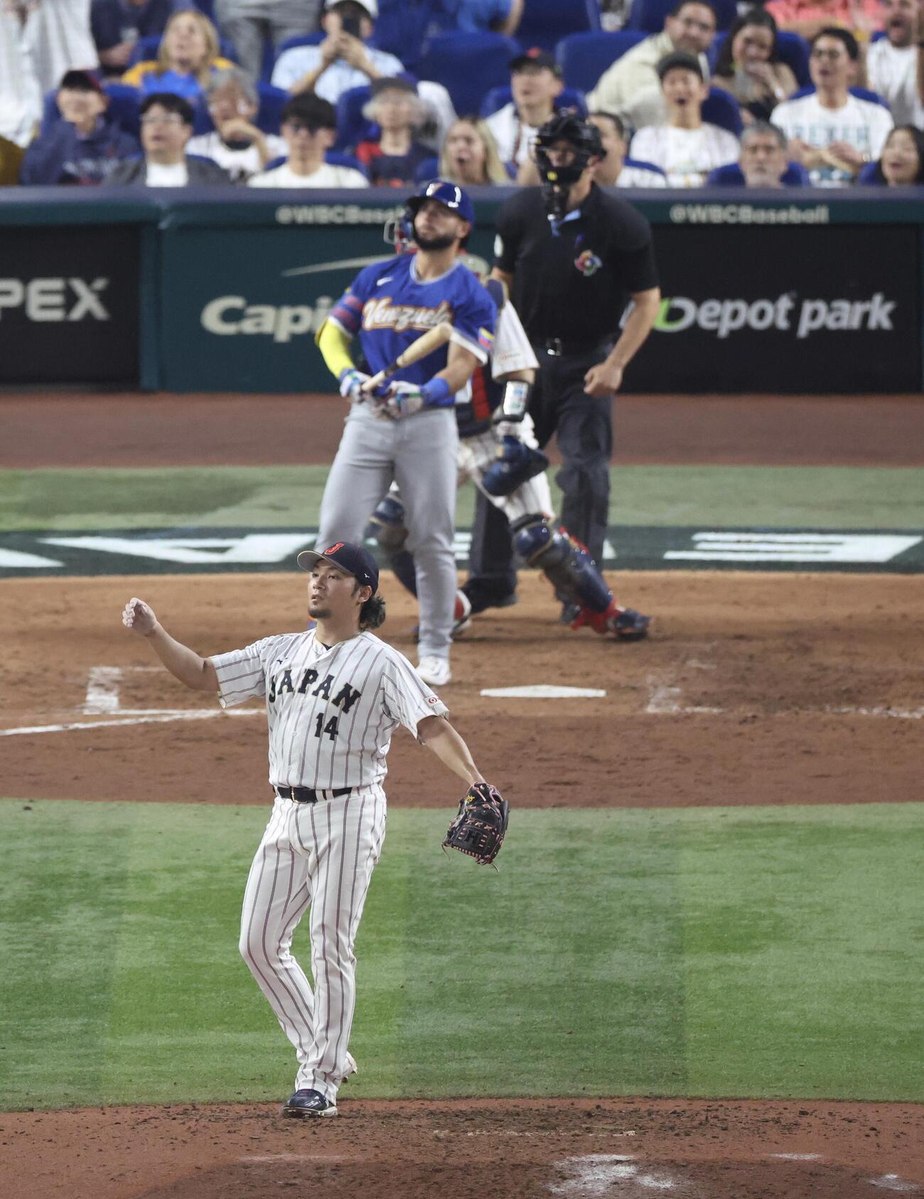 日本対ベネズエラ　アブレイユに右越え逆転3点本塁打を浴びる伊藤（撮影・河田真司）