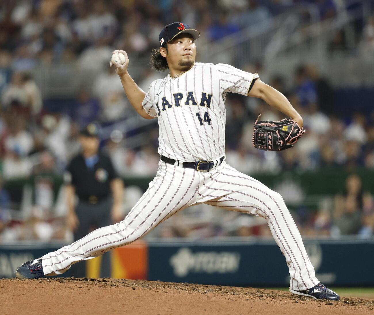ベネズエラ戦の6回に登板した伊藤＝マイアミ（共同）