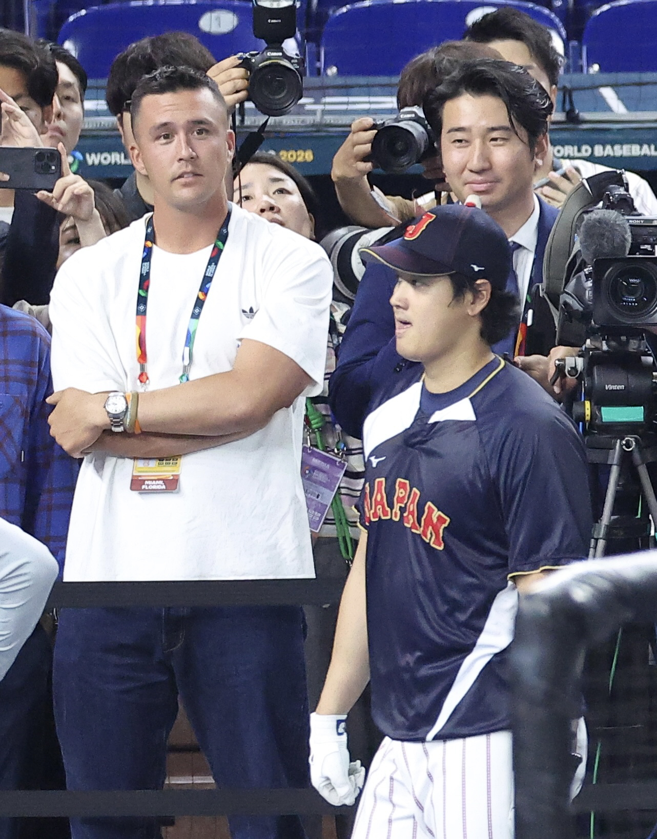 日本対ベネズエラ　試合前、大谷（右）を見つめるヌートバー（撮影・河田真司）