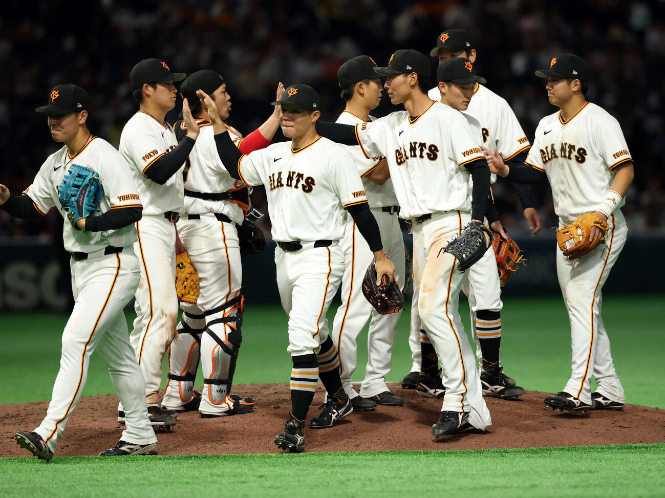 巨人対日本ハム　快勝でハイタッチで喜び合う巨人の選手たち（撮影・浅見桂子）