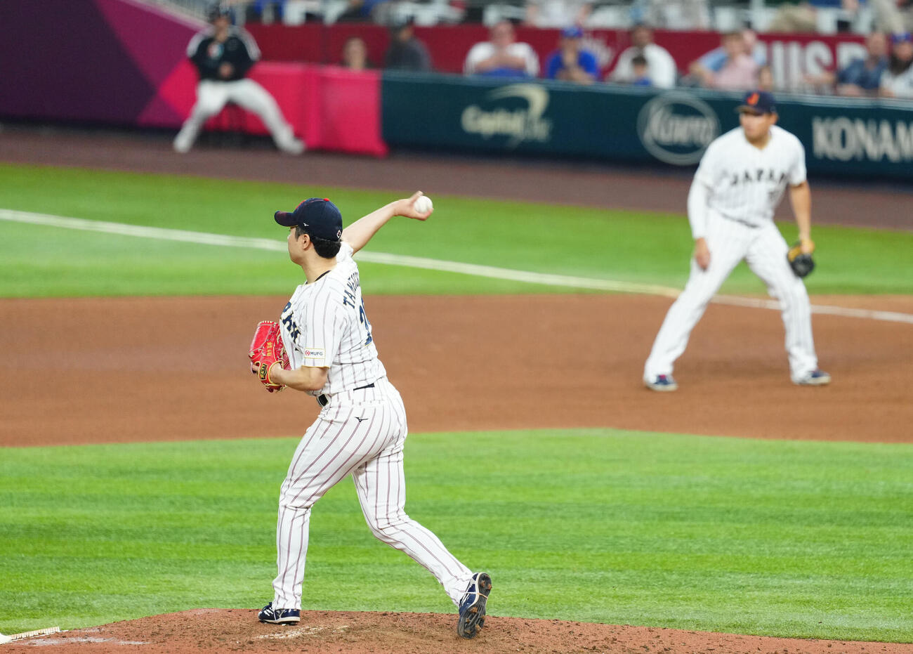 日本対ベネズエラ　8回表ベネズエラ無死二塁、打者G・トーレスの時、二塁けん制で悪送球し失点を許す種市（撮影・垰建太）