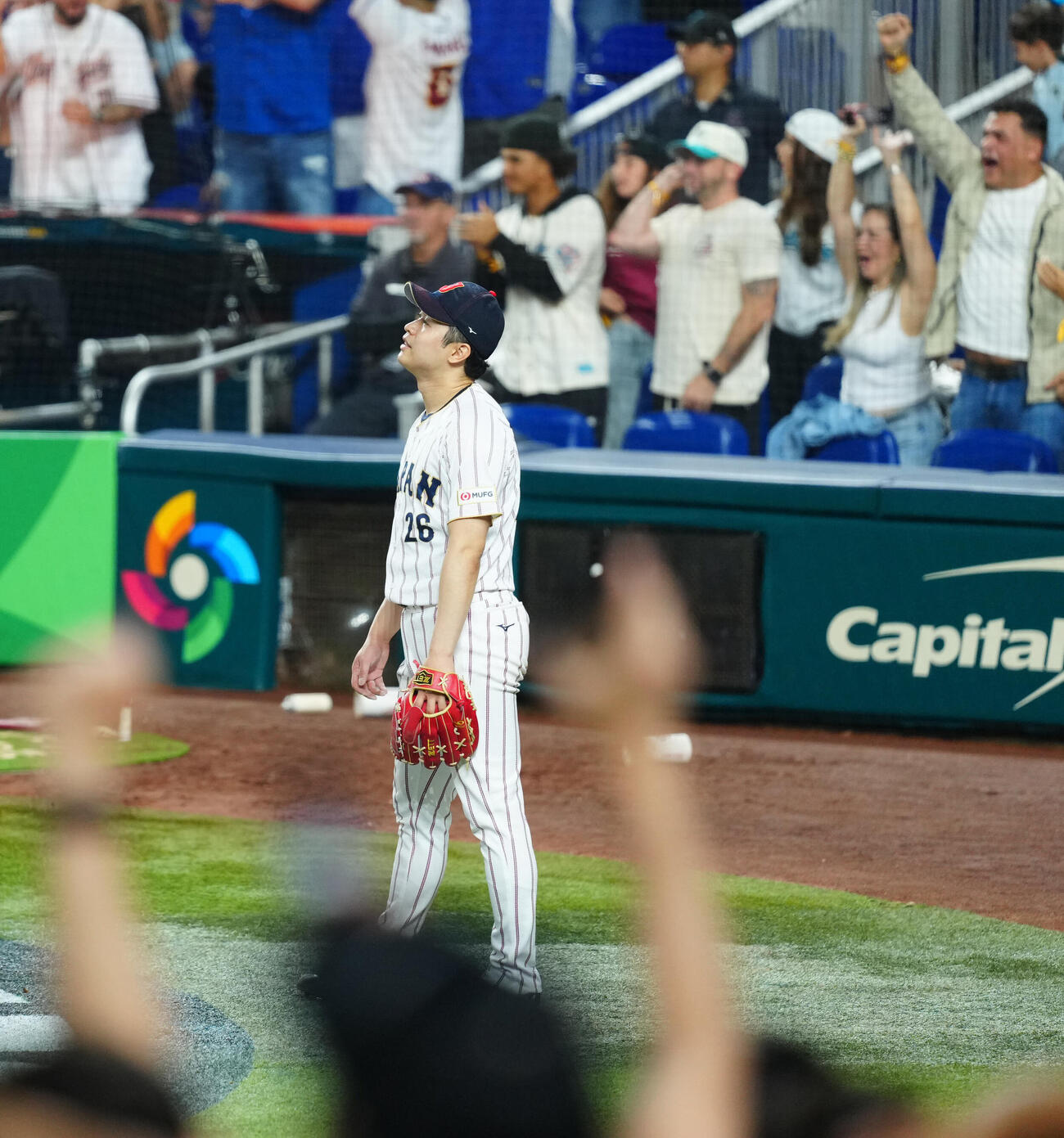 日本対ベネズエラ　8回表ベネズエラ無死二塁、打者G・トーレスの時、自らの悪送球から失点を許し厳しい表情の種市（撮影・垰建太）