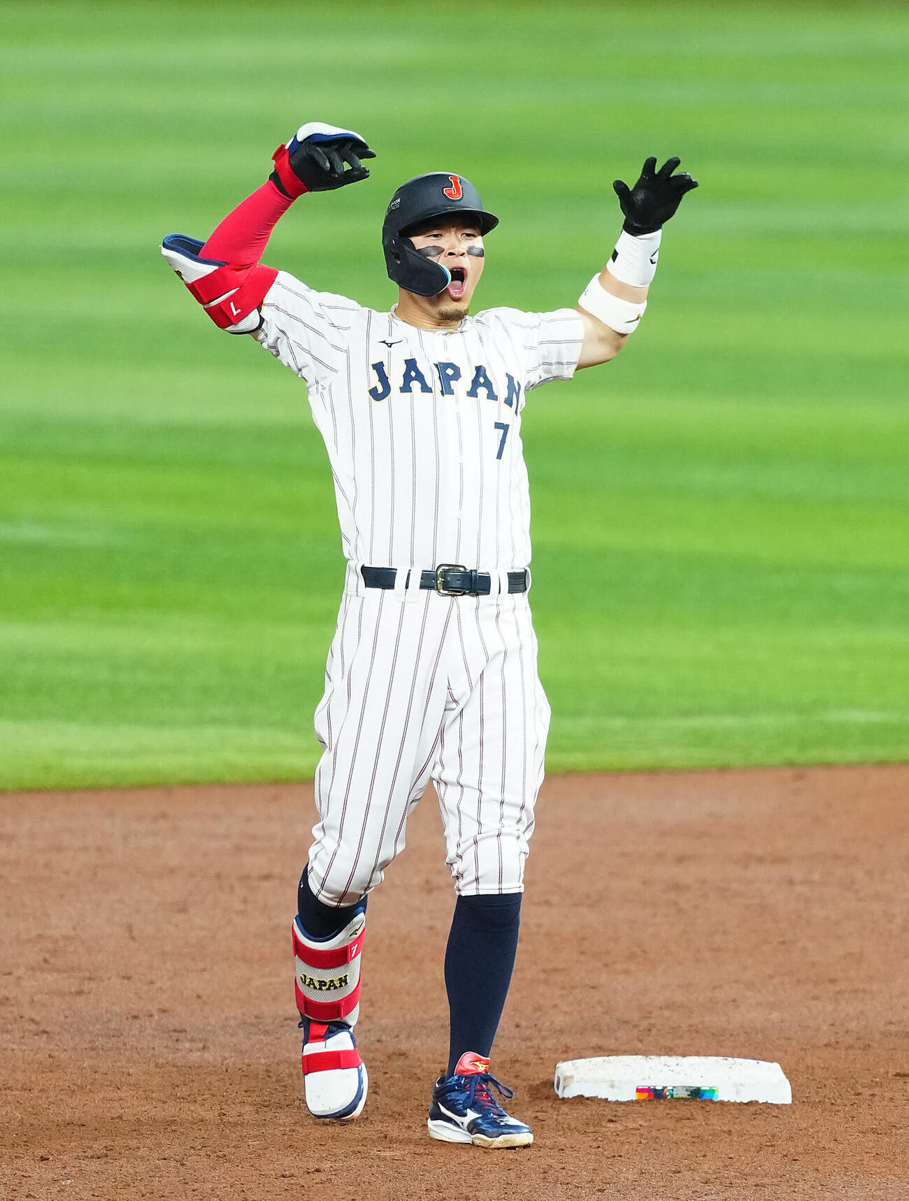 日本対ベネズエラ　3回裏日本1死一、二塁、適時二塁打を放ちベンチあおる佐藤輝（撮影・垰建太）