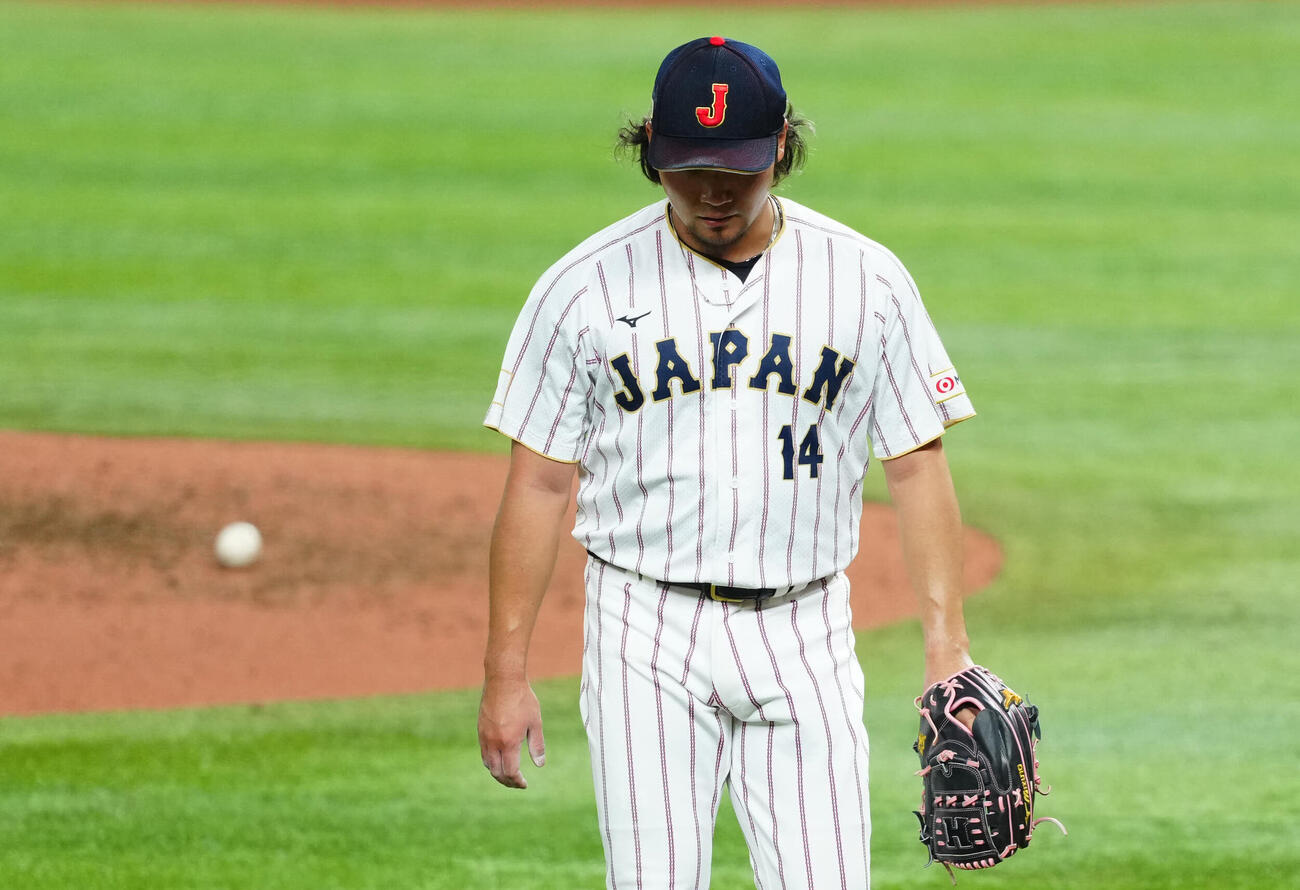 日本対ベネズエラ　6回表の登板を終え3失点を喫しさえない表情の伊藤（撮影・垰建太）