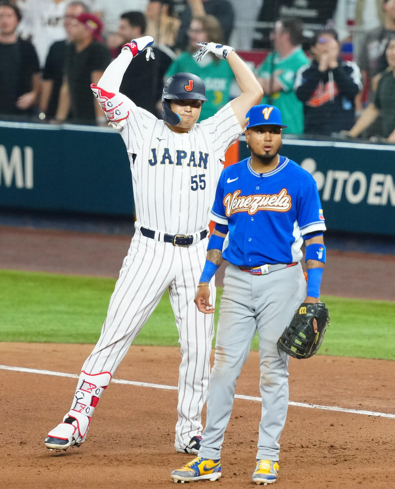 日本対ベネズエラ　8回裏日本2死一塁、左前打を放ちベンチをあおる村上。一塁手アラエス（撮影・垰建太）