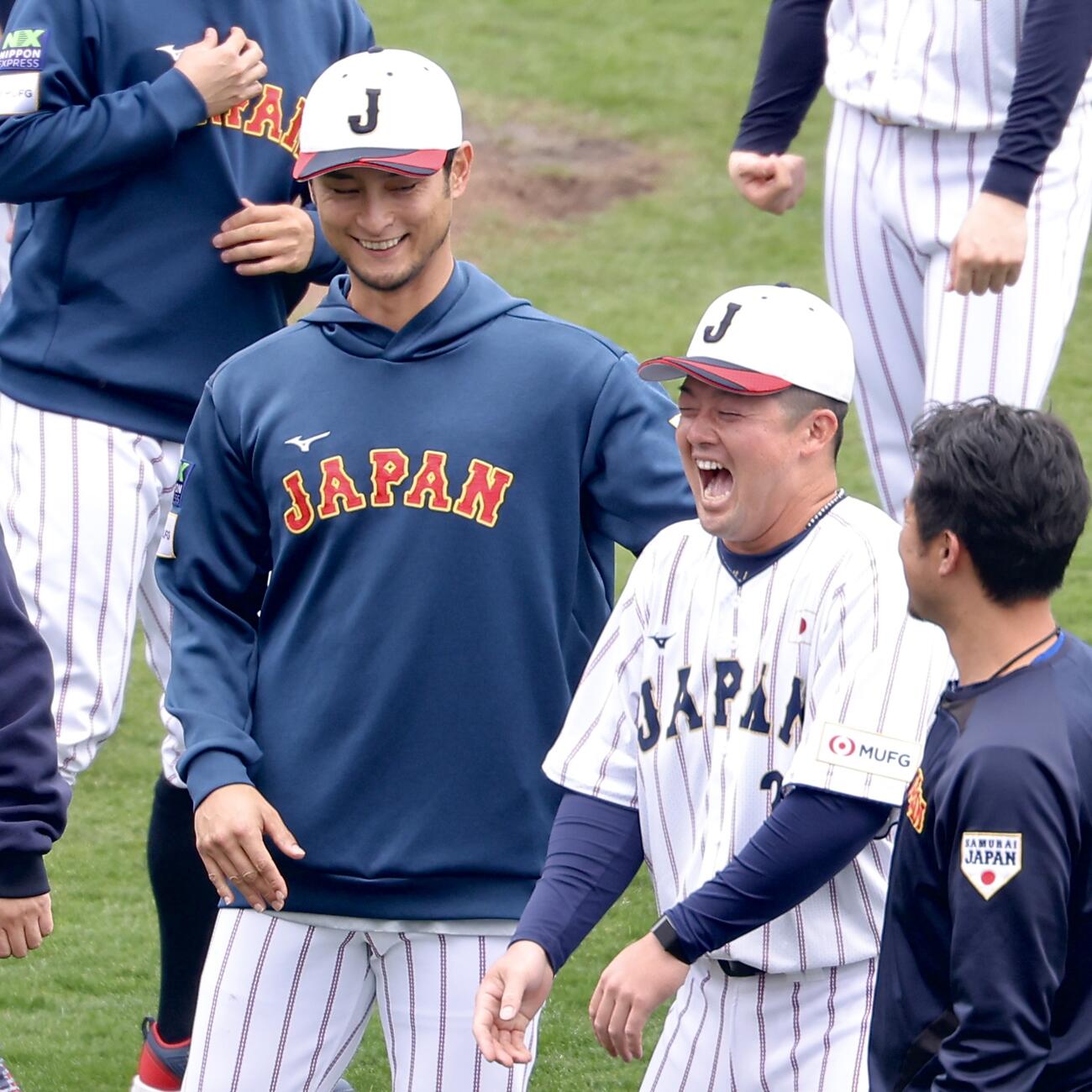 手締め後にアドバイザーのダルビッシュ（左）と牧（撮影・河田真司）