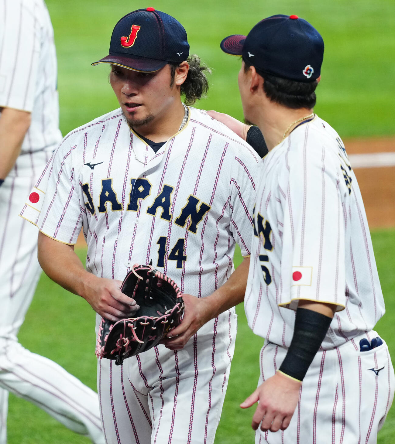 日本対ベネズエラ　6回表の登板を終え3失点を喫しさえない表情の伊藤（左）（撮影・垰建太）