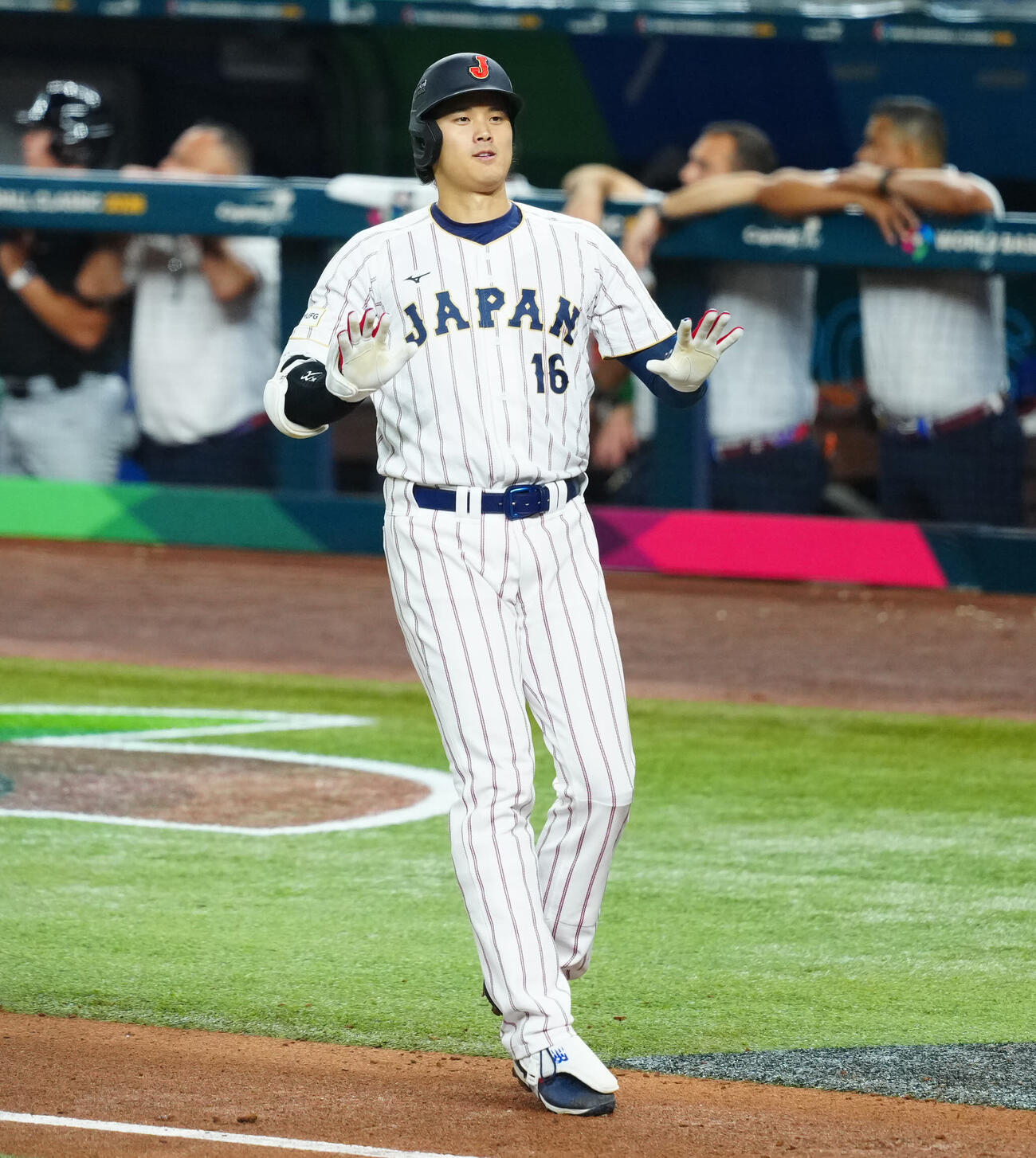 日本対ベネズエラ　1回裏日本無死、ソロ本塁打を放ちナインに落ち着けと促す大谷（撮影・垰建太）