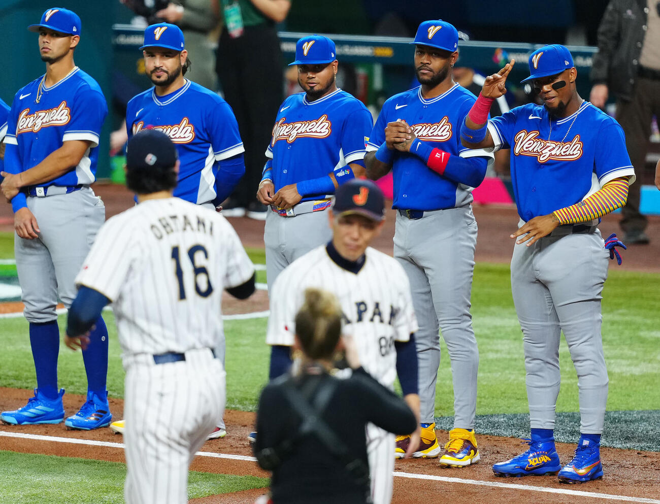 日本対ベネズエラ　試合前の整列で大谷（手前左）にあいさつするアクーニャ（右）（撮影・垰建太）