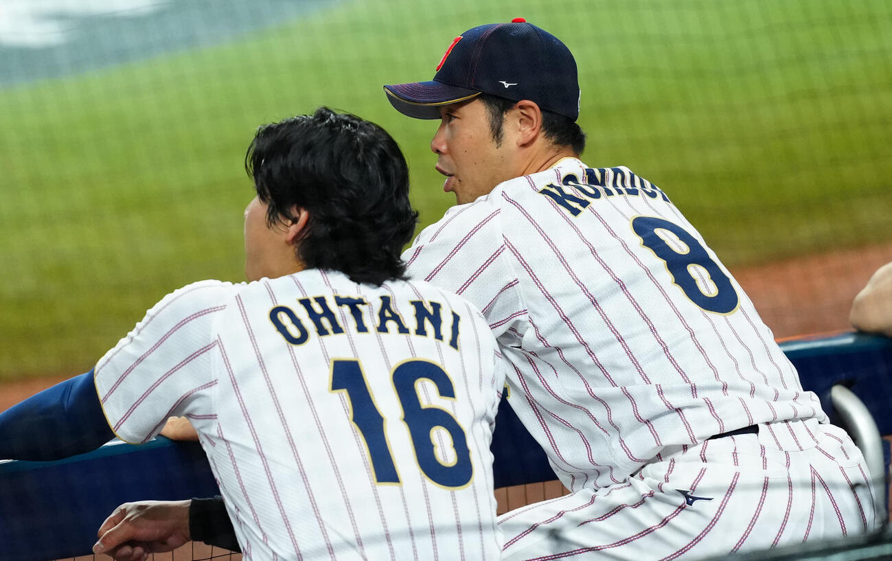 日本対ベネズエラ　試合中のベンチで大谷翔平（左）と言葉を交わす近藤（撮影・垰建太）