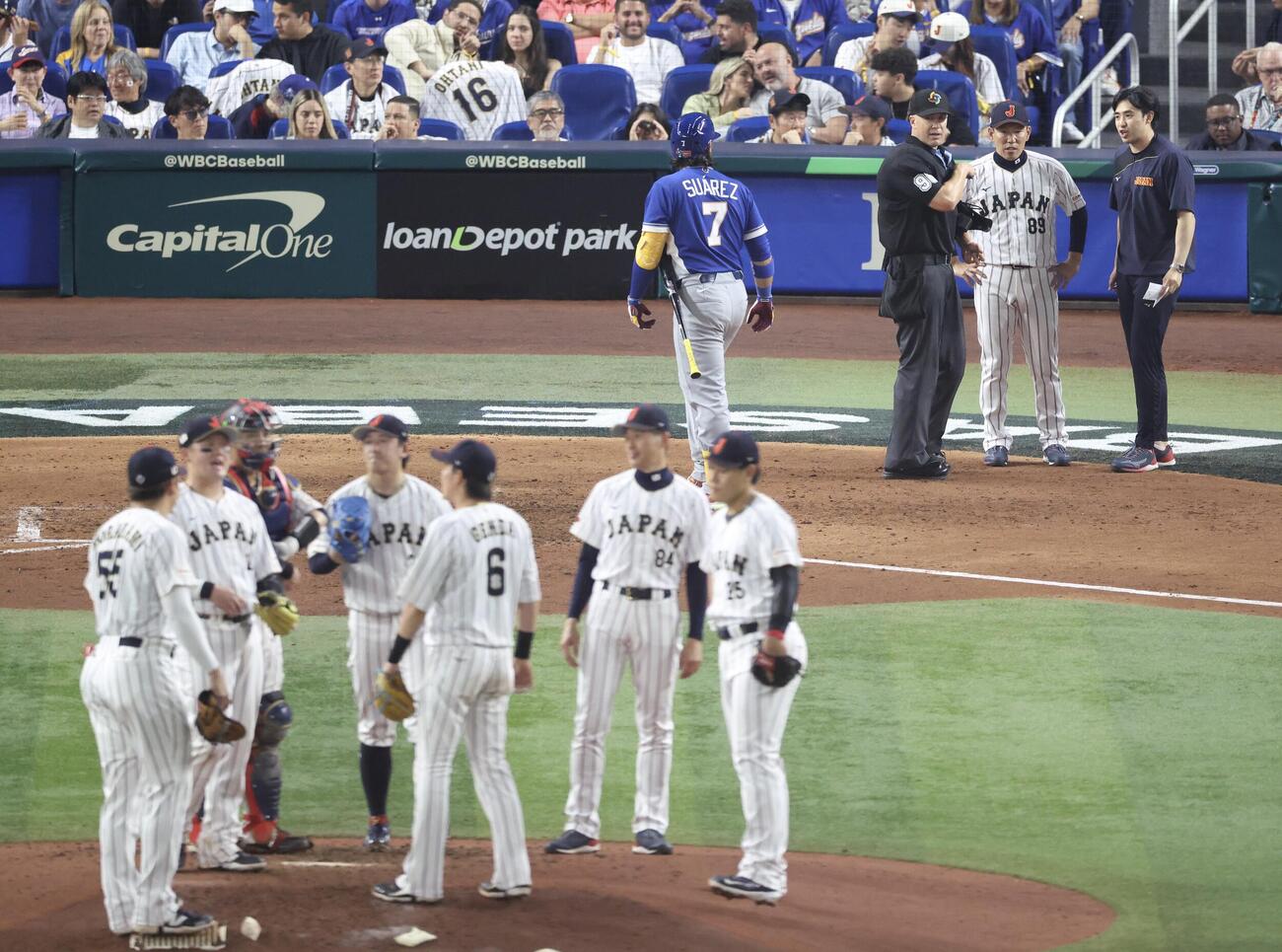 日本対ベネズエラ　5回表ベネズエラ2死、投手交代を告げる井端監督（後方右から2番目）（撮影・河田真司）