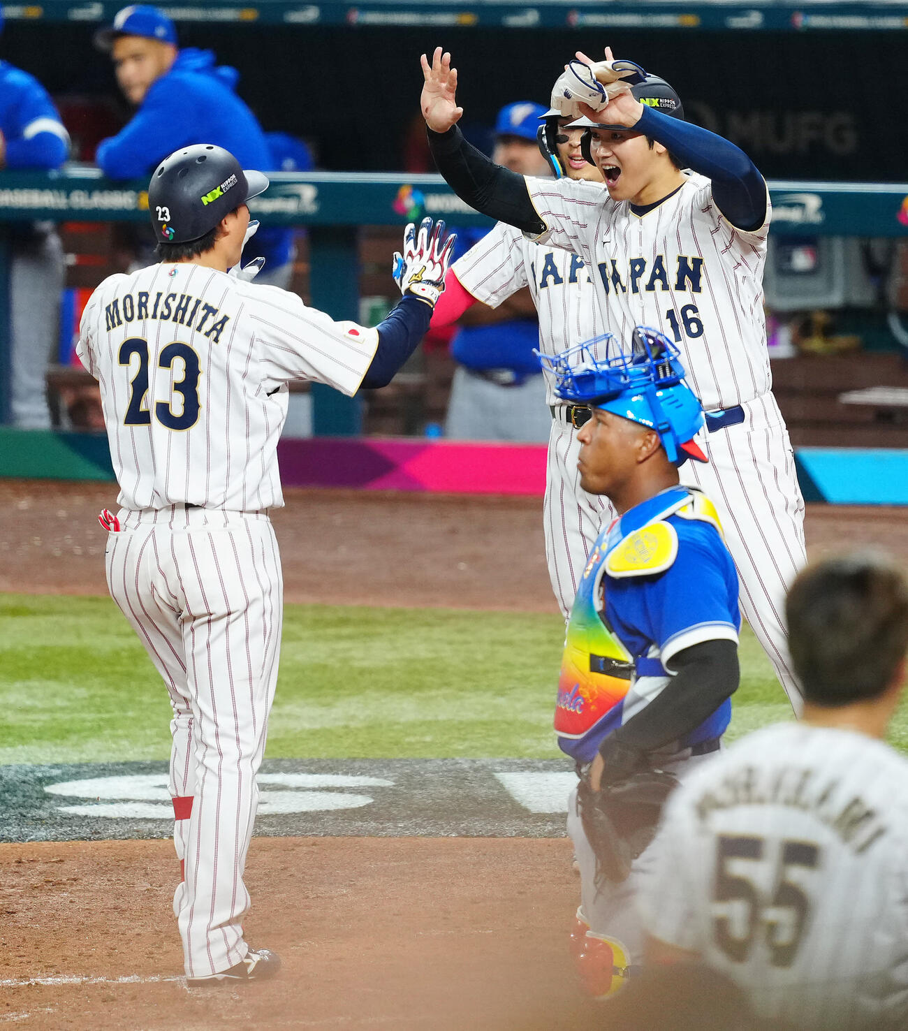 日本対ベネズエラ　3回裏日本1死二、三塁、左越え3点本塁打を放った森下（左）とタッチを交わす大谷（右）と佐藤輝（撮影・垰建太）