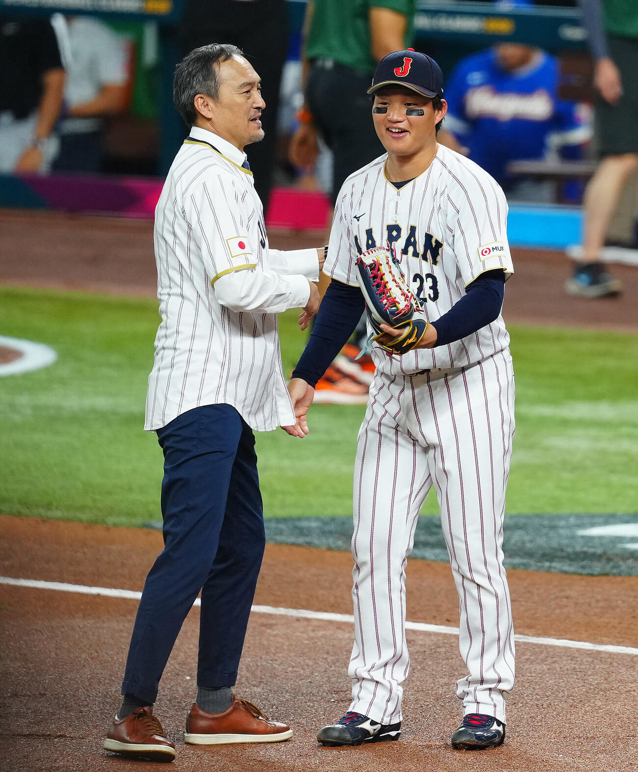 日本対ベネズエラ　始球式を務めた渡辺謙（左）と笑顔を見せる森下（撮影・垰建太）