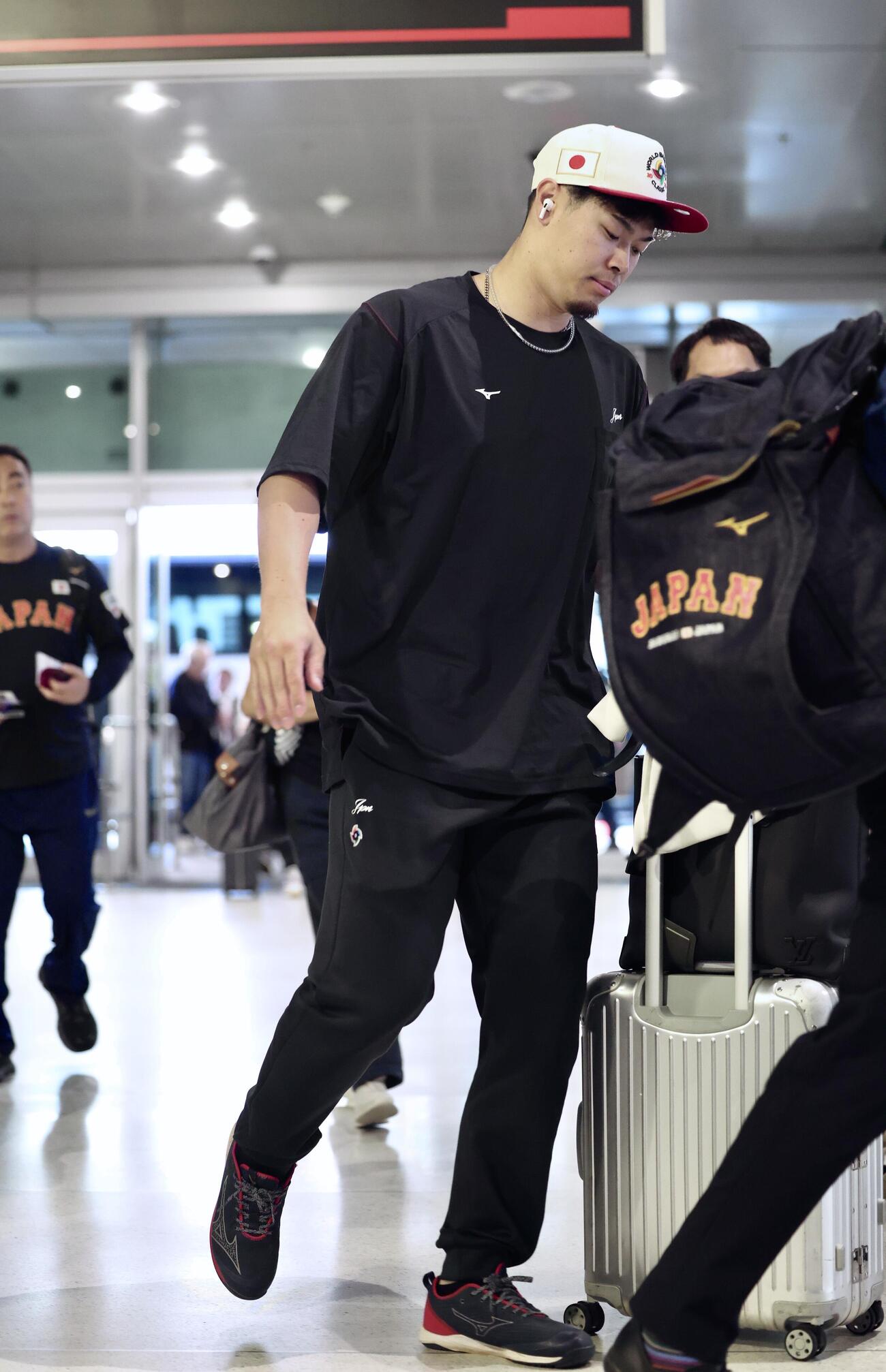 米国から移動する佐藤（撮影・河田真司）