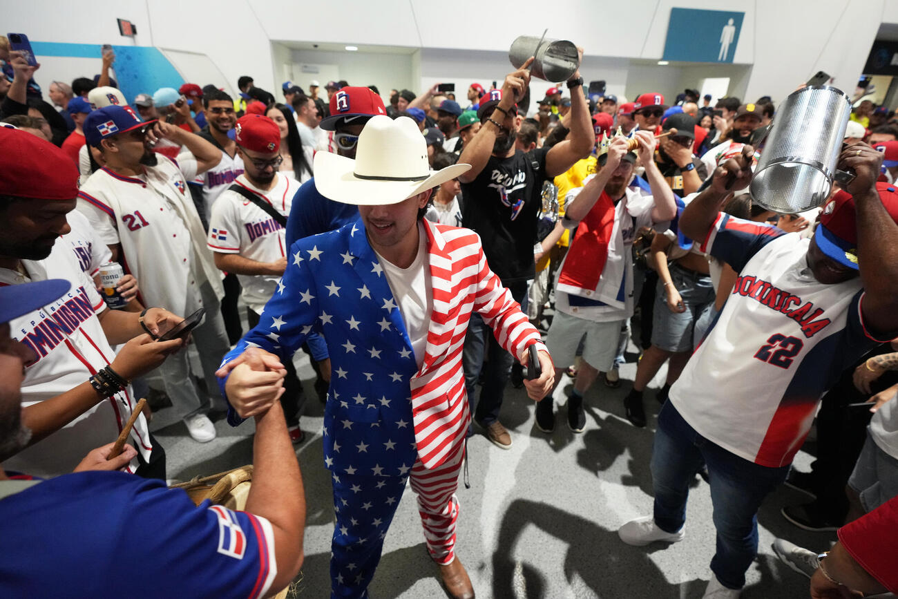 ドミニカ共和国対米国　開始前、握手を交わす米国とドミニカ共和国のファン（AP）