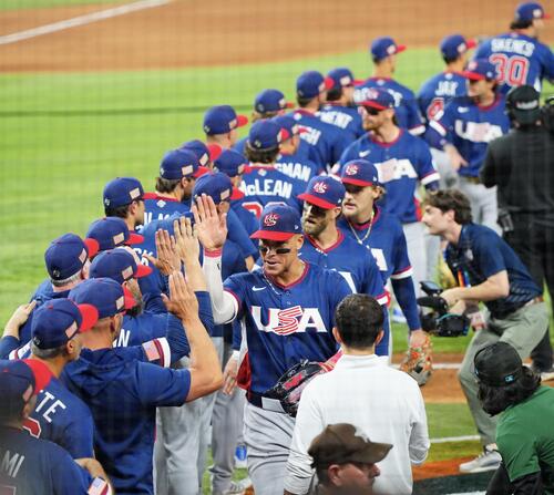 ドミニカ共和国対米国　ドミニカ共和国に勝利しタッチを交わす米国ナイン（撮影・垰建太）