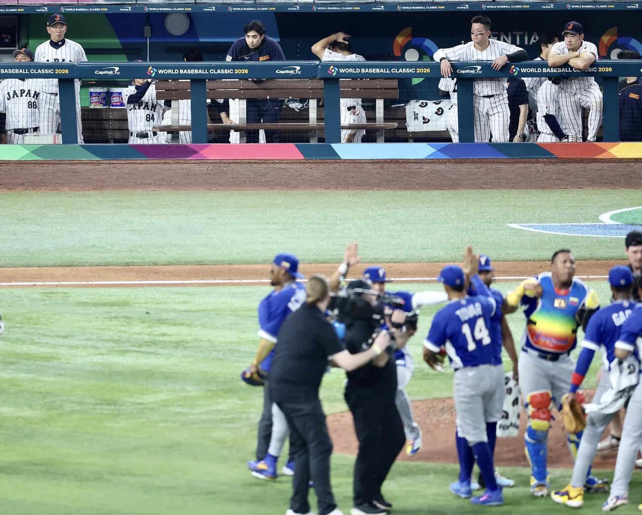 日本対ベネズエラ　ベネズエラに敗れ、ベンチからマウンドを見つめる井端監督（後方左から2人目）（撮影・河田真司）