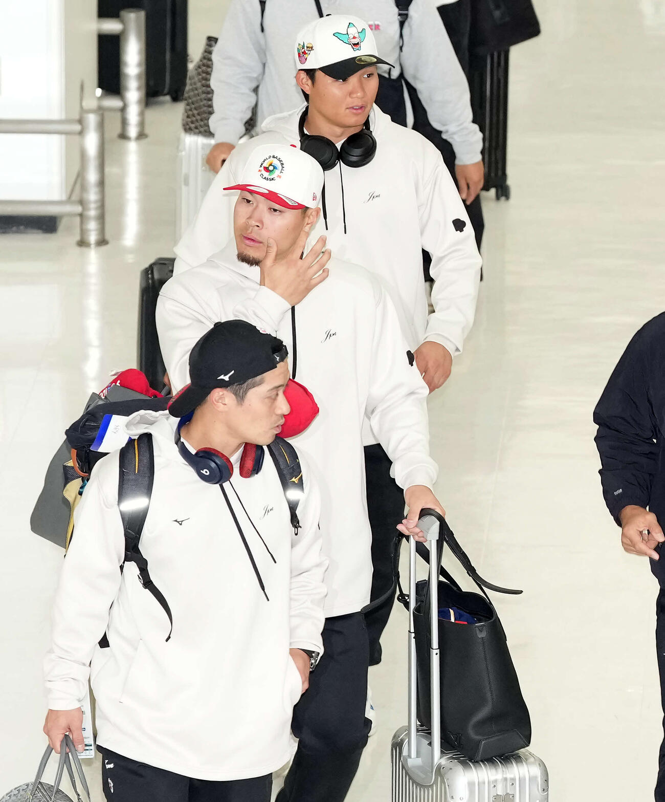 米国から帰国した侍ジャパン佐藤（中央）。手前から坂本、1人おいて森下（撮影・たえ見朱実）