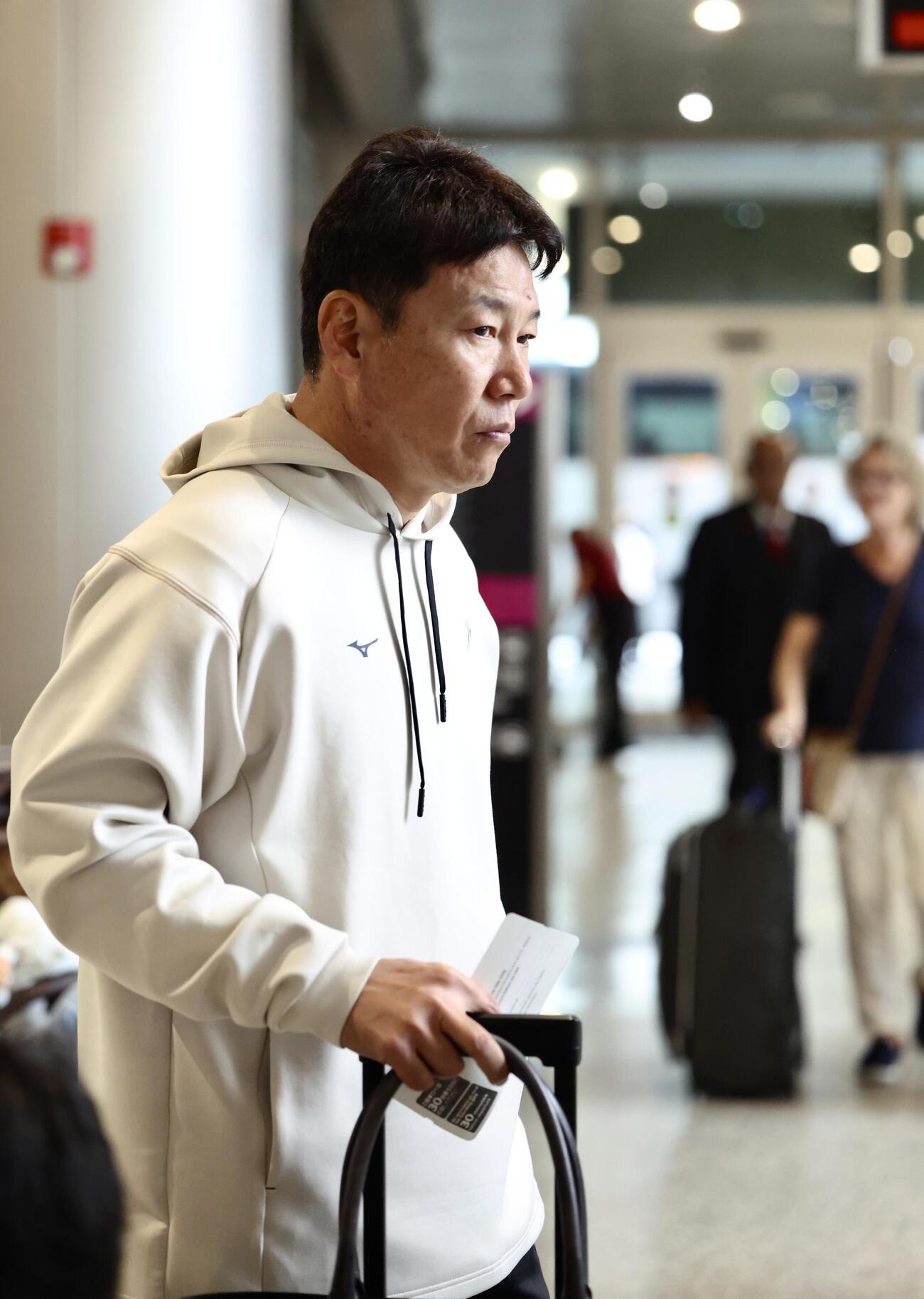 米国から移動する井端監督（撮影・河田真司）