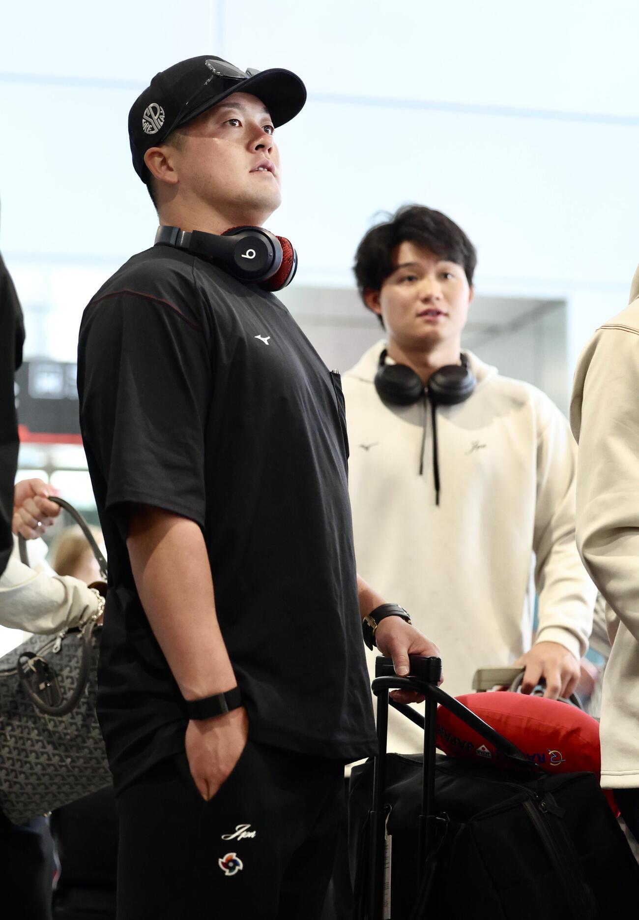 米国から移動する牧（左）と森下（撮影・河田真司）