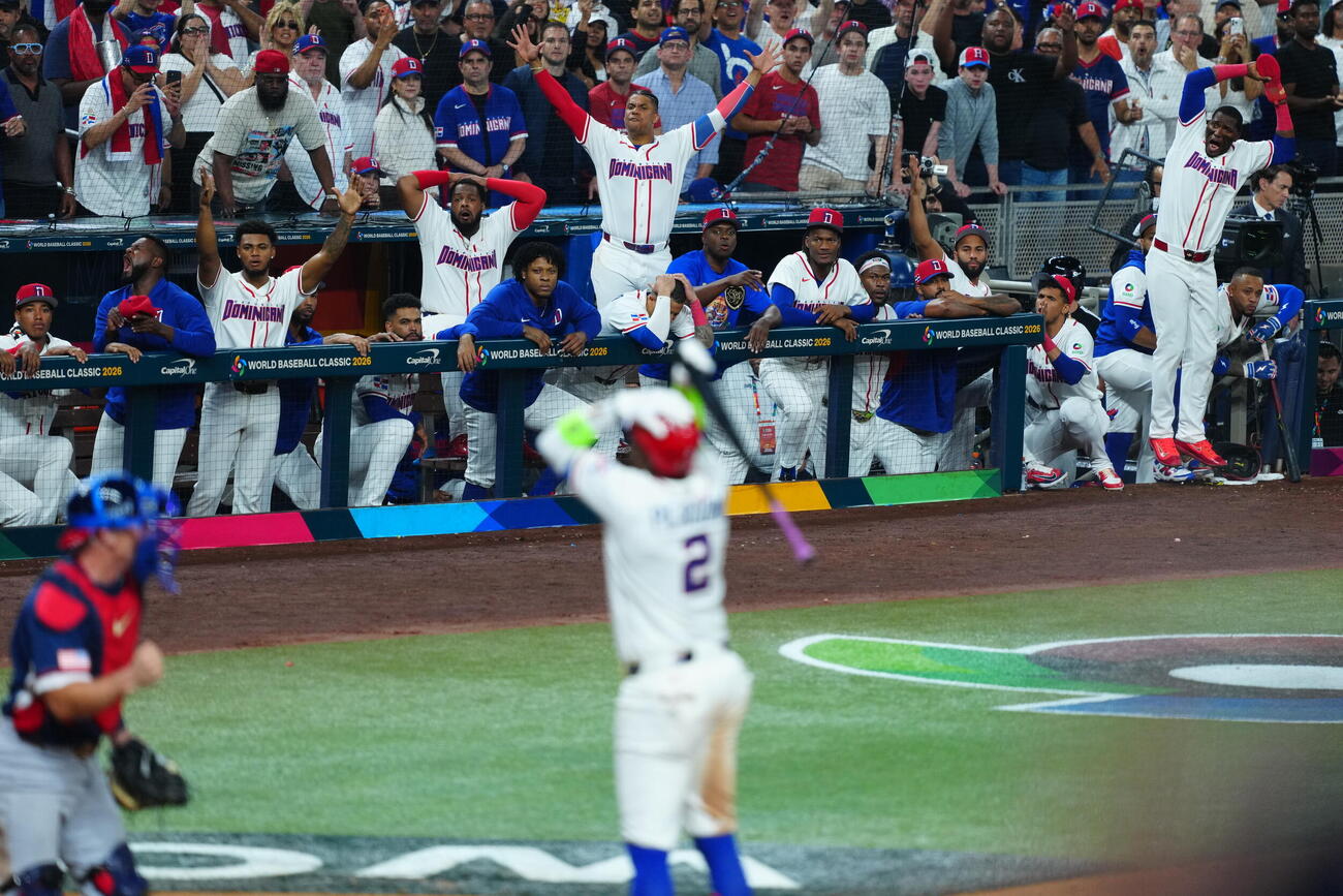 ドミニカ共和国対米国　9回裏ドミニカ共和国2死三塁、ペルドモ（手前）が見逃しの三振に倒れ肩を落とすナイン（撮影・垰建太）