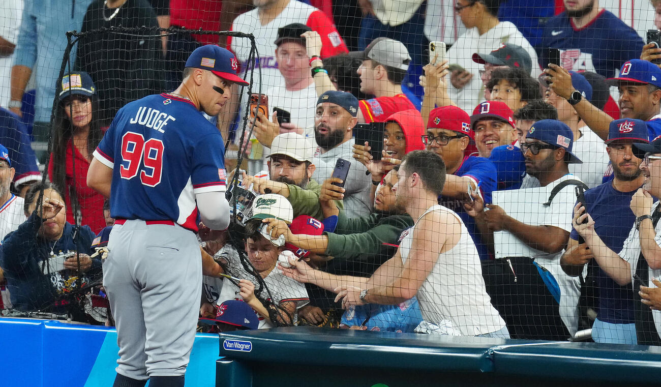 ドミニカ共和国対米国　試合前、ファンのサインに快く応じる米国のジャッジ（撮影・垰建太）