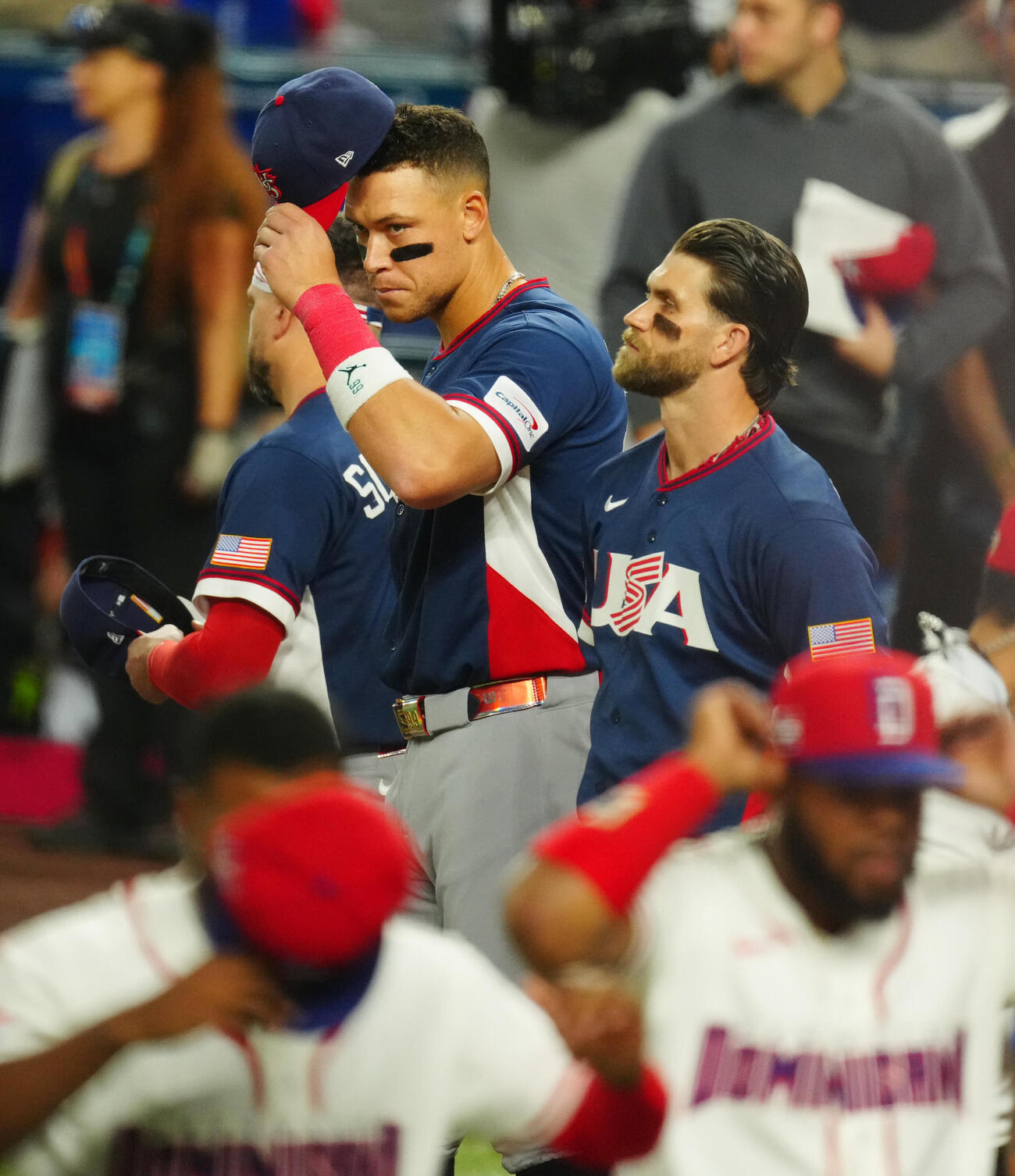 ドミニカ共和国対米国　試合前、整列を終え試合に臨む米国のジャッジ（左）（撮影・垰建太）