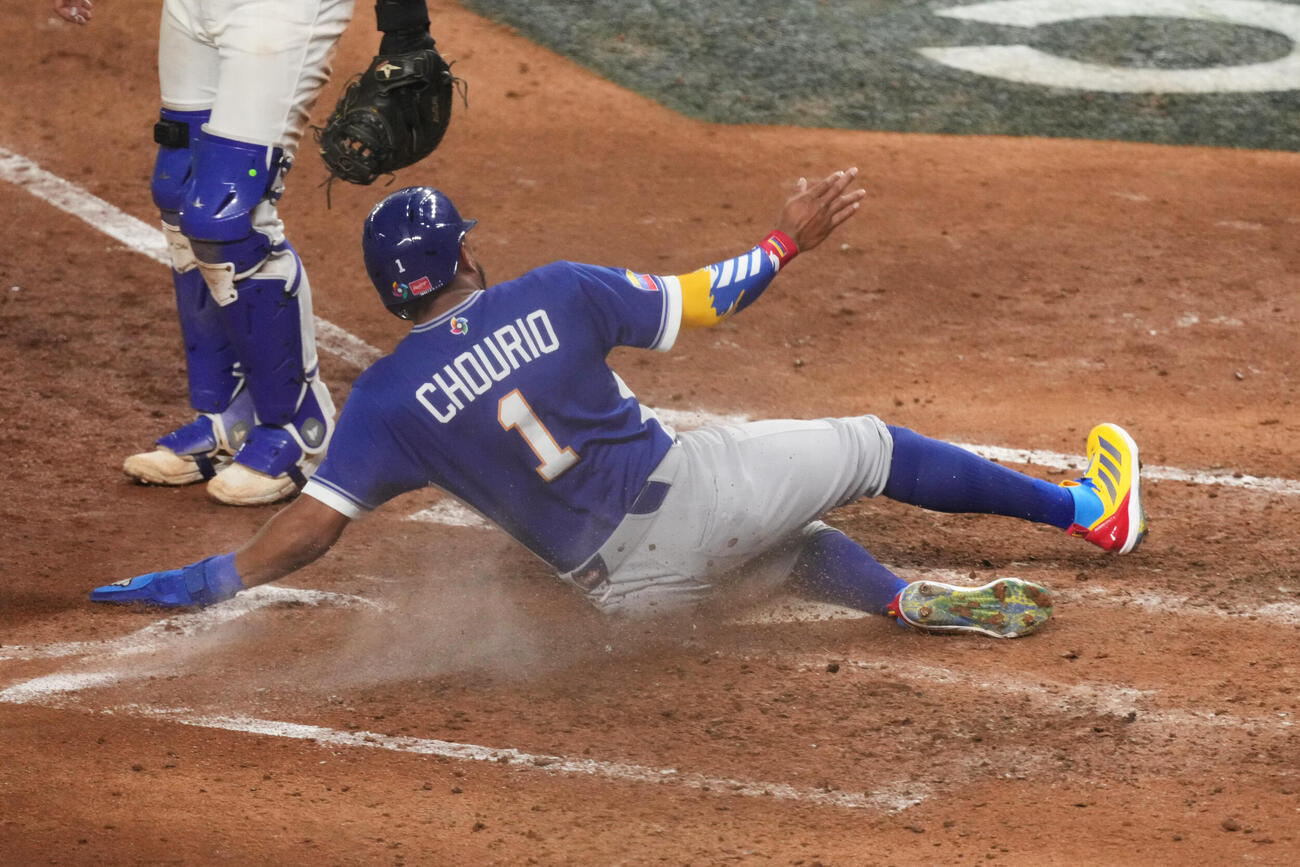 7回、ガルシアの適時打で勝ち越しのホームに滑り込むベネズエラのチョウリオ（AP）
