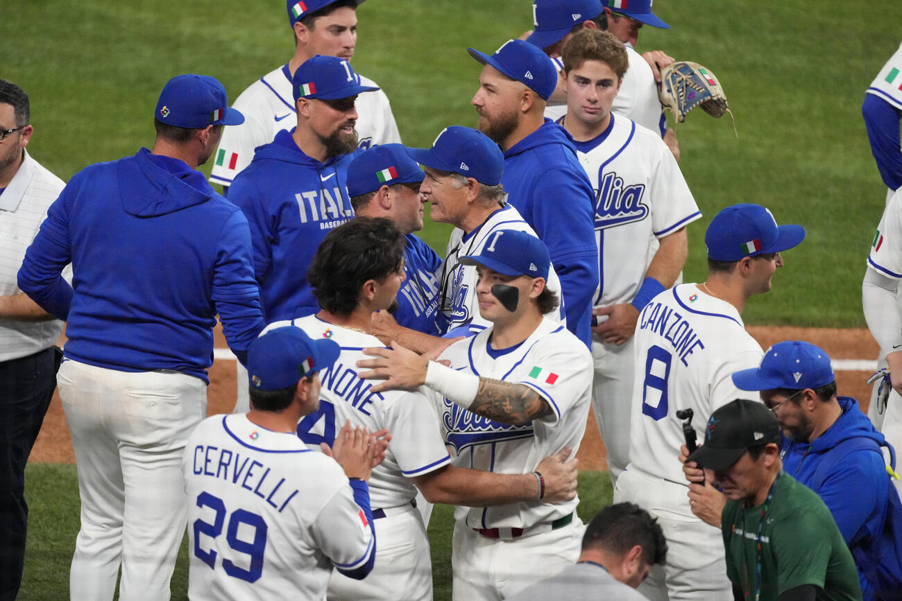 決勝進出を逃すも健闘をたたえ合うイタリアナイン（AP）