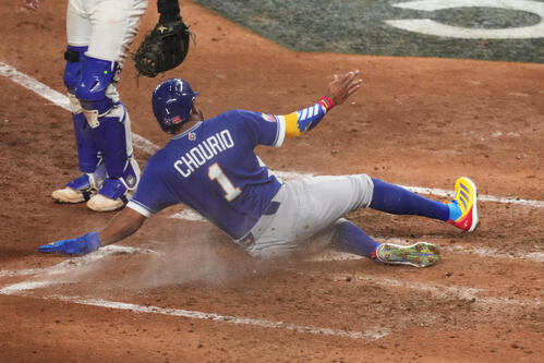7回、ガルシアの適時打で勝ち越しのホームに滑り込むベネズエラのチョウリオ（AP）