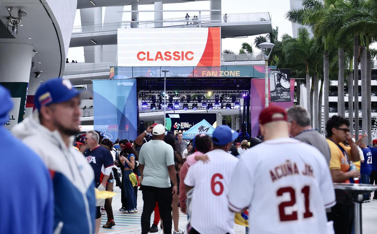 米国対ベネズエラ　試合開始を待ちわびる観客たちで賑わうローンデポパーク（撮影・河田真司）