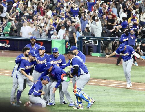 米国対ベネズエラ　米国に勝利し優勝を決め歓喜するベネズエラ代表（撮影・河田真司）