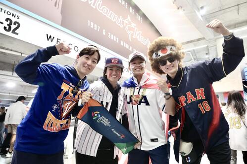 米国対ベネズエラ　試合開始を待ちわびる日本の観客たち（撮影・河田真司）