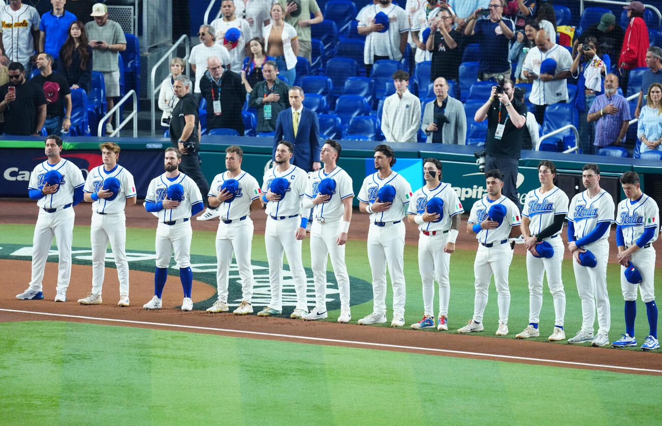 イタリア対ベネズエラ　試合前整列するイタリアの選手たち（撮影・垰建太）