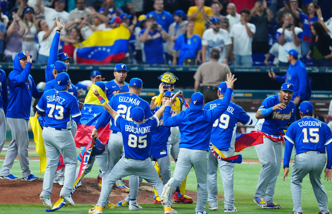 イタリア対ベネズエラ　イタリアに勝利し決勝進出を決め喜ぶベネズエラの選手たち（撮影・垰建太）