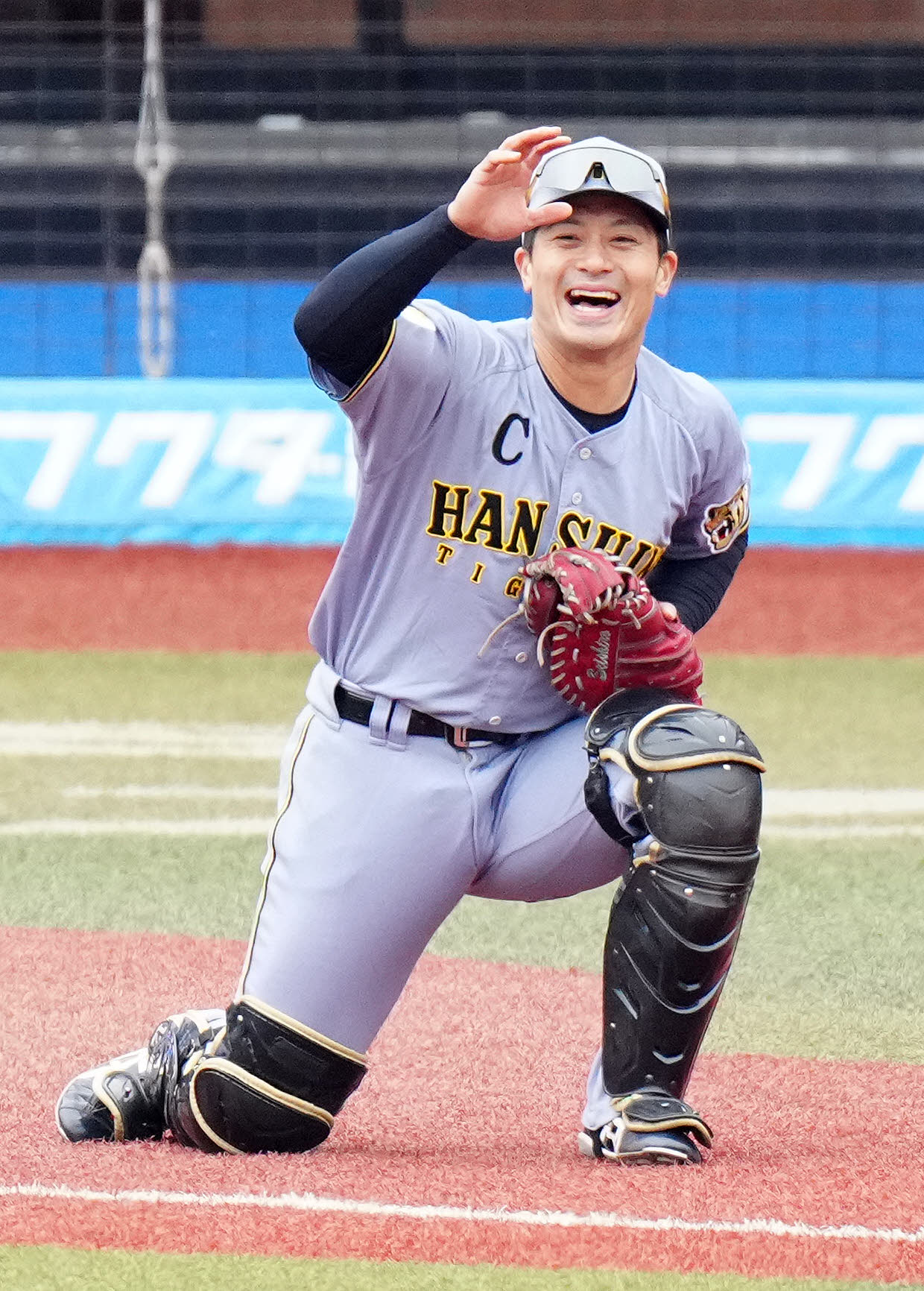 ロッテ対阪神　試合前練習中、笑顔を見せる阪神坂本（撮影・江口和貴）