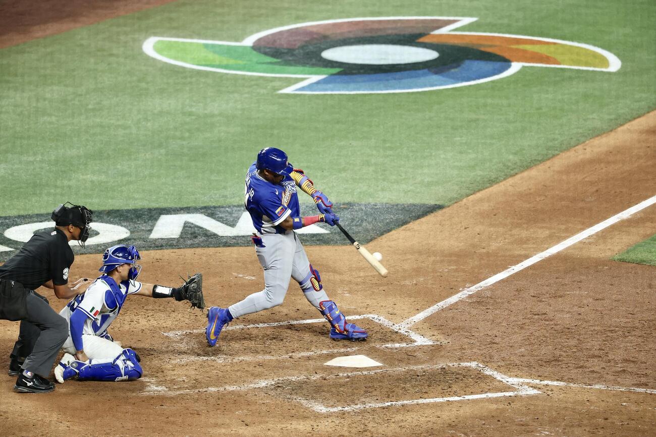 7回表ベネズエラ2死一、三塁、同点適時内野安打を放つアクーニャ（撮影・河田真司）