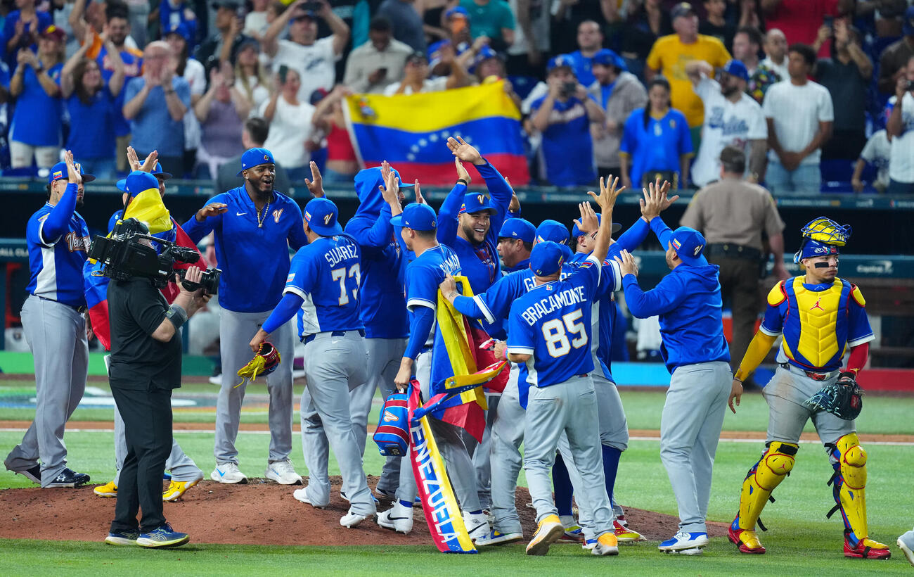 イタリア対ベネズエラ　イタリアに勝利し決勝進出を決め喜ぶベネズエラの選手たち（撮影・垰建太）