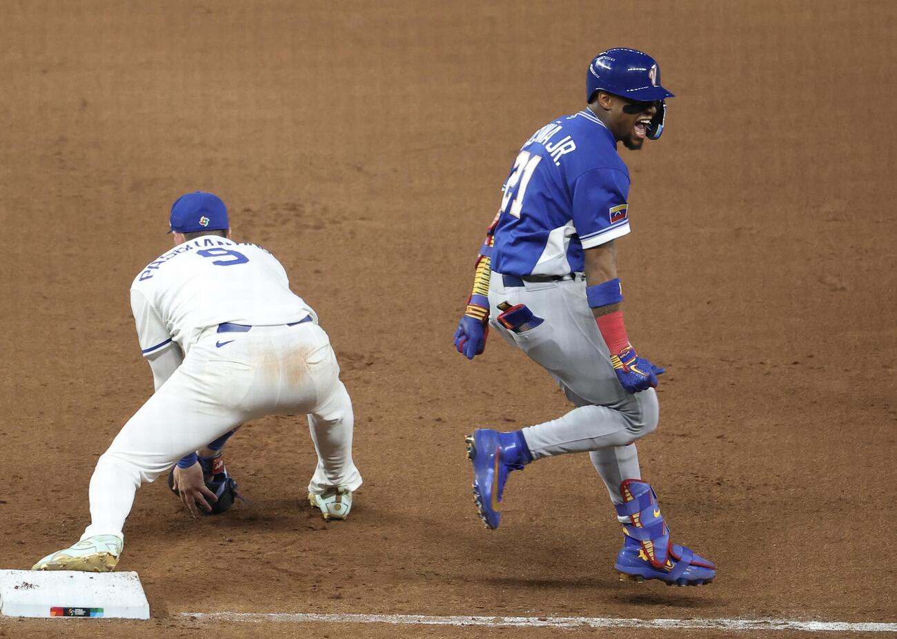 7回表ベネズエラ2死一、三塁、同点適時内野安打を放つアクーニャ（撮影・河田真司）