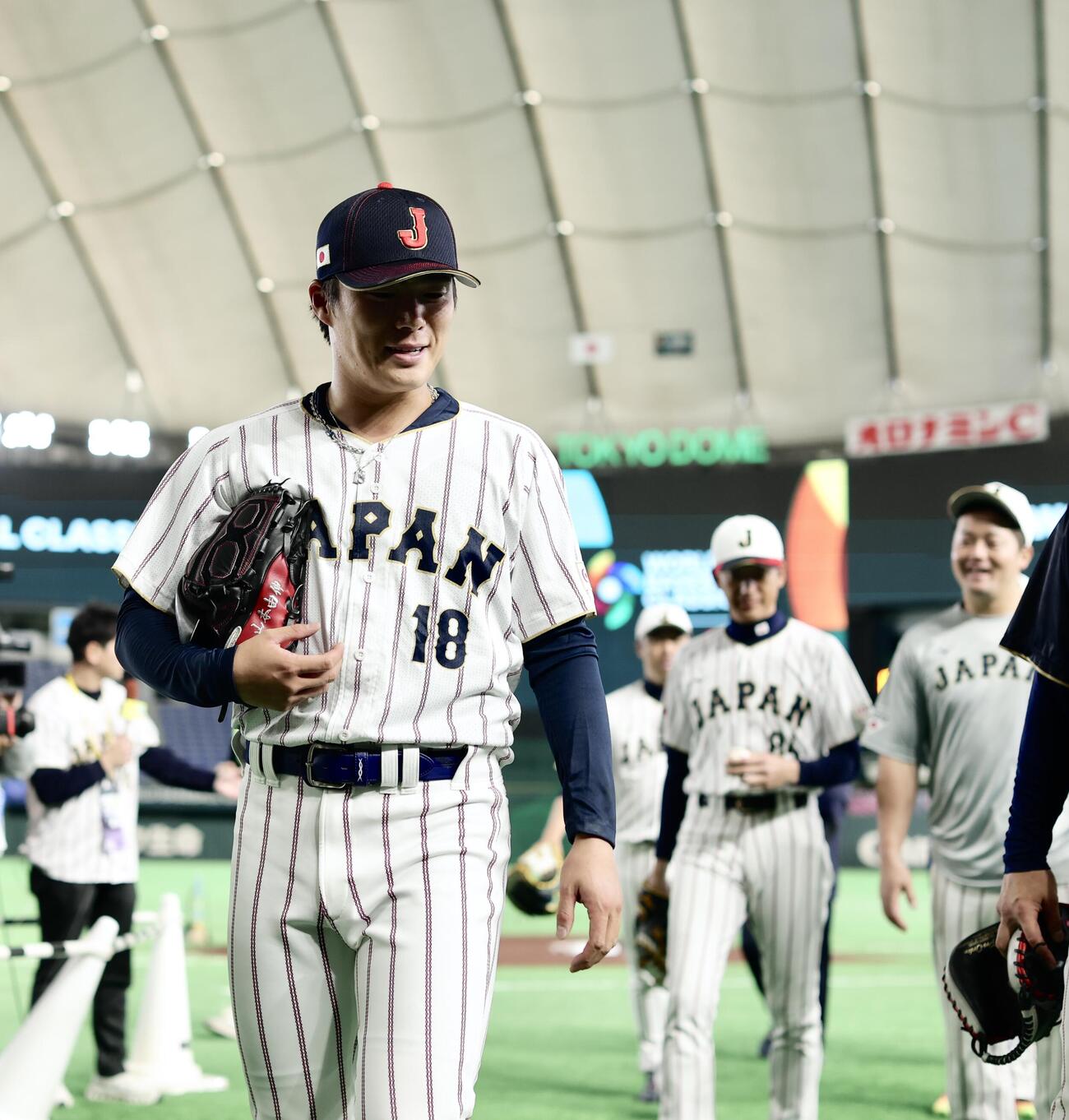 「18」のネックレスをつける山本由伸（2026年3月撮影）