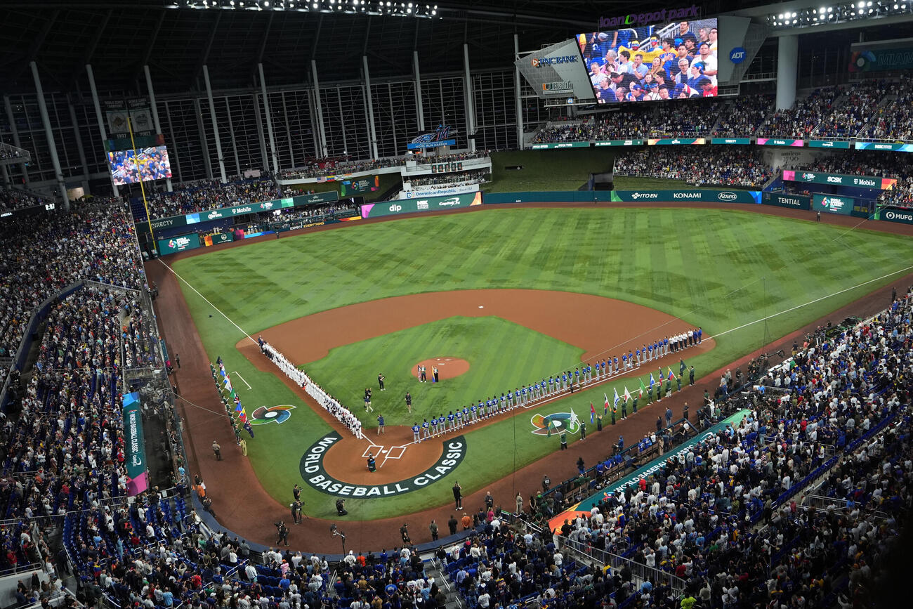 WBC決勝のグラウンドに入場した米国とベネズエラ（AP）