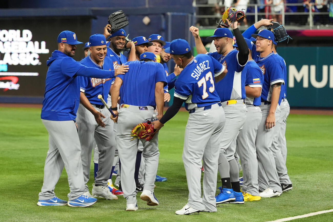 決勝前、グラウンドで盛り上がるベネズエラの選手たち（AP）